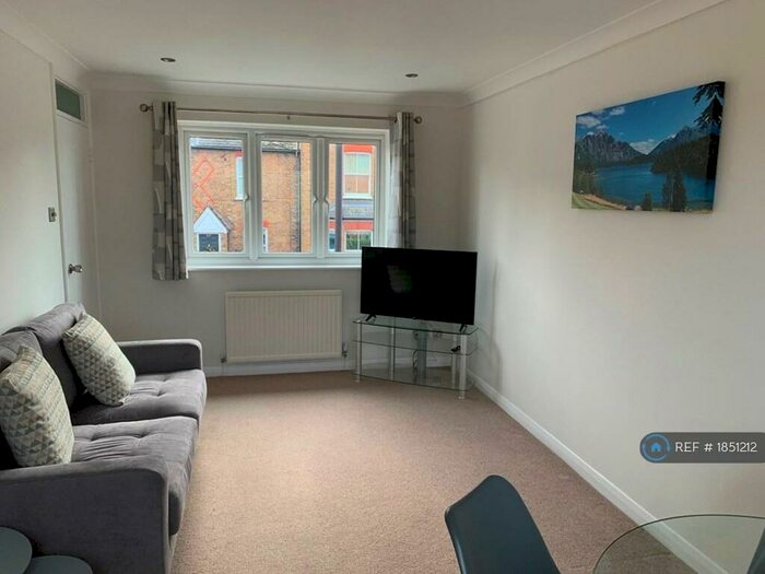 1 Bedroom Flat To Rent In Imperial Court, Windsor, SL4