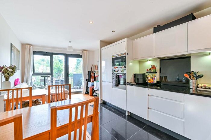 2 Bedroom Maisonette To Rent In Green Lanes, Finsbury Park, London, N4