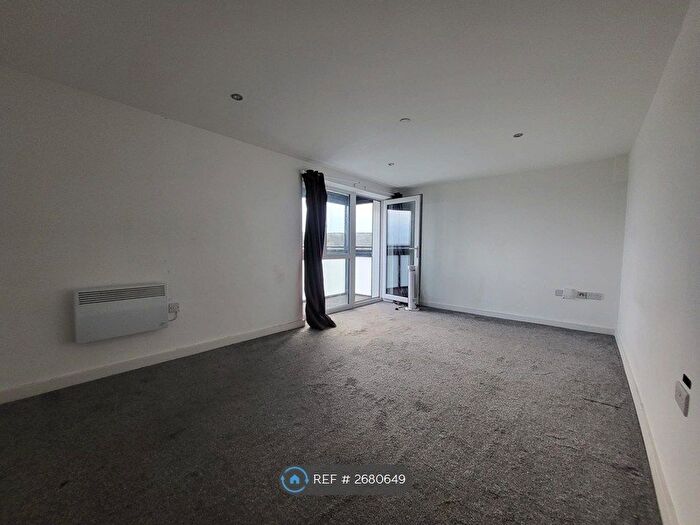 2 Bedroom Flat To Rent In Wheatley Court, Halifax, HX2