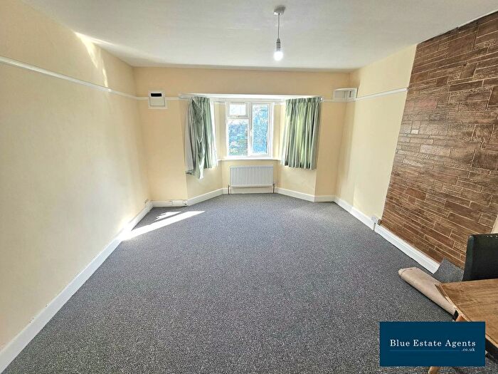 2 Bedroom Flat To Rent In Great West Road, Hounslow, TW5