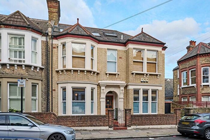 3 Bedroom Flat To Rent In Tremadoc Road, Clapham, SW4