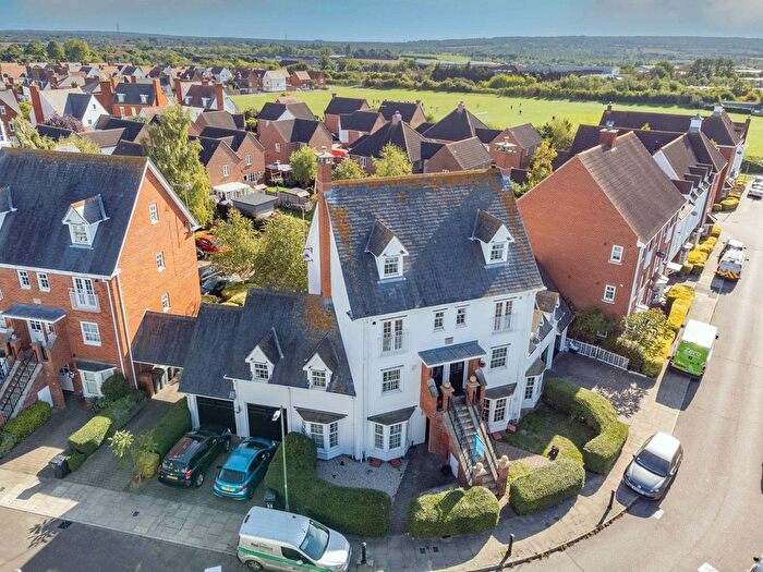 2 Bedroom Maisonette For Sale In Burnell Gate, Chelmsford, CM1
