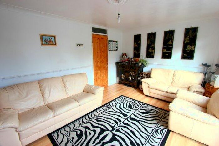 3 Bedroom Flat To Rent In Peters Path, London, SE26