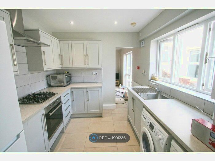 6 Bedroom Terraced House To Rent In Harriet Street, Cardiff, CF24