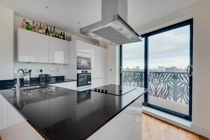 3 Bedroom Flat To Rent In Leven Road, London, E14