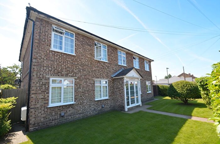 2 Bedroom Flat To Rent In Station Crescent, Ashford, TW15