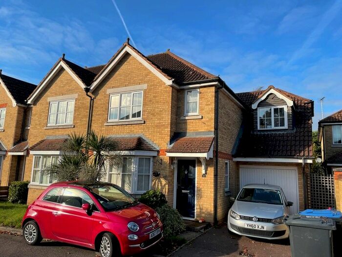 6 Bedroom Town House To Rent In Nightingale Shott, Egham TW20