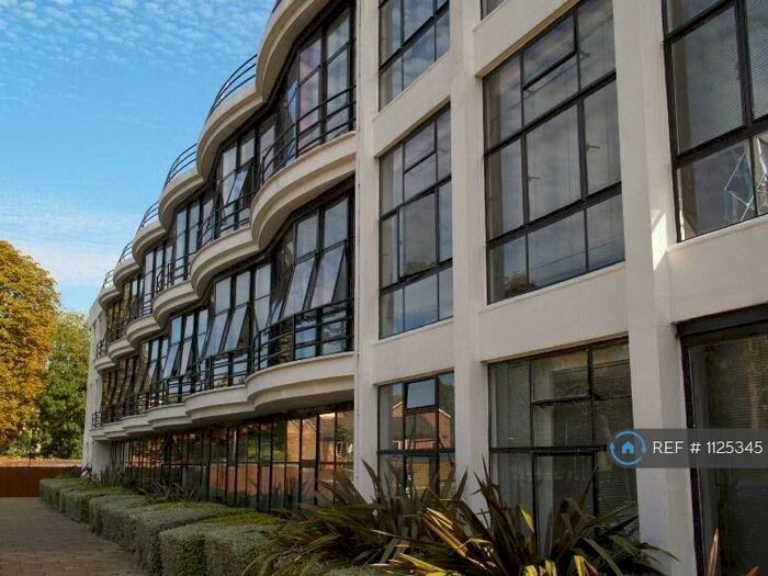 2 Bedroom Flat To Rent In Pioneer Centre, London, SE15