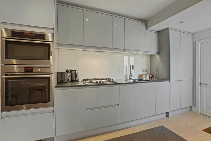 2 Bedroom Flat To Rent In Sulgrave Road, Brook Green, London, W6