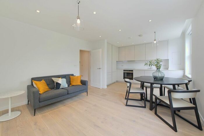 2 Bedroom Flat To Rent In St. Stephens Gardens, London, W2