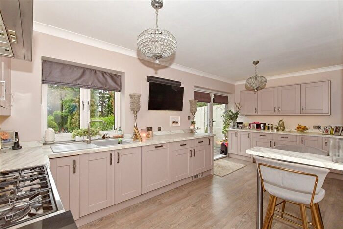 4 Bedroom Detached House For Sale In Cranborne Avenue, Maidstone, Kent, ME15