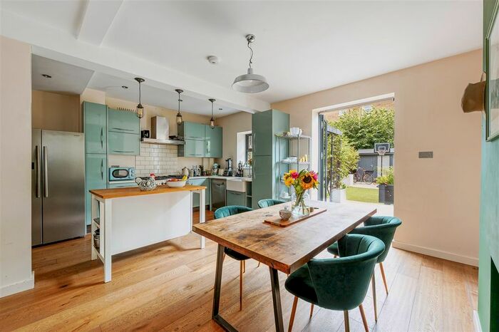 3 Bedroom Flat To Rent In Coningham Road, London, W12