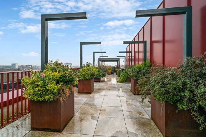 2 Bedroom Flat For Sale In Hollandbury House, Brent Way, TW8