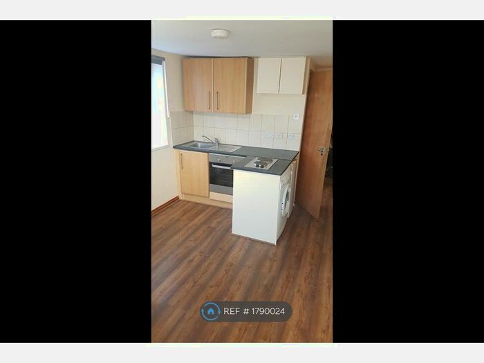 Studio To Rent In Wakefield Road, London, N15