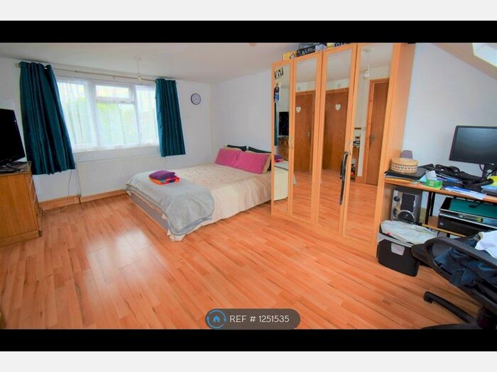 5 Bedroom Semi-Detached House To Rent In Balmoral Road, Harrow HA2