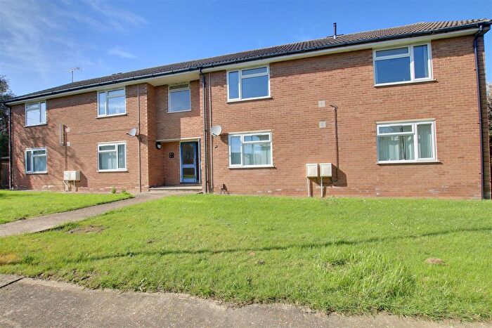 2 Bedroom Flat To Rent In Queens Close, Over, Cambridge, CB24