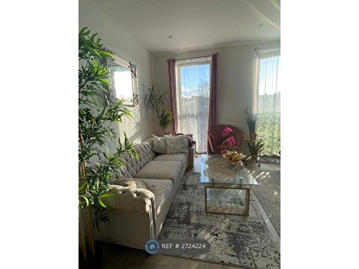 2 Bedroom Flat To Rent In The Crescent, Sutton, Greater London, SM1
