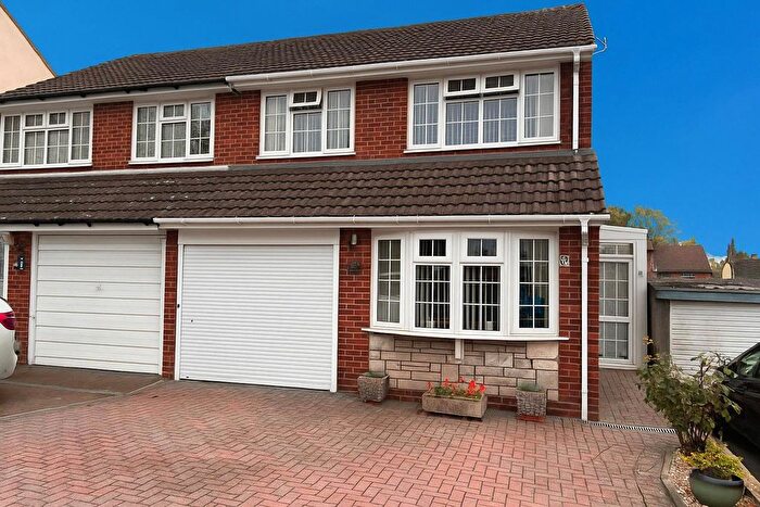 4 Bedroom Semi Detached House For Sale In Waterloo Road, Aldershot, Hampshire, GU12