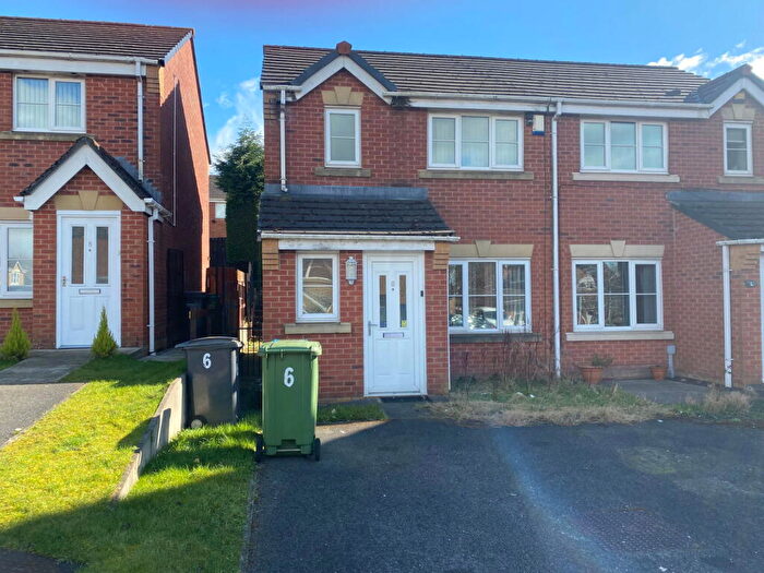 3 Bedroom Semi-Detached House For Sale In Penwell Fold, Oldham, OL1