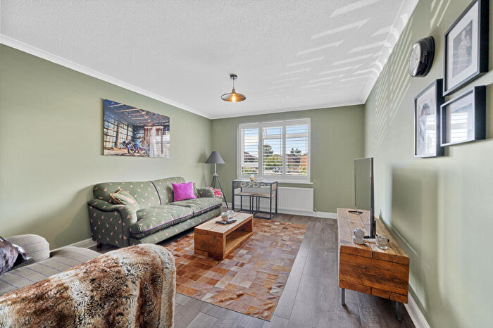 1 Bedroom Apartment To Rent In Lancaster Court, Cottimore Lane, Walton-On-Thames, Surrey, KT12