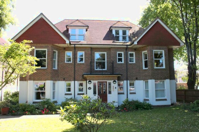 2 Bedroom Flat To Rent In Grand Avenue, Worthing, BN11