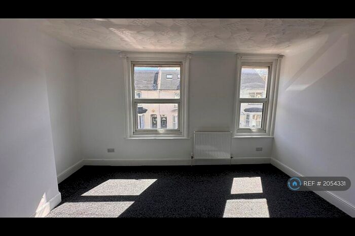 1 Bedroom Flat To Rent In Balmoral Road, Gillingham, ME7