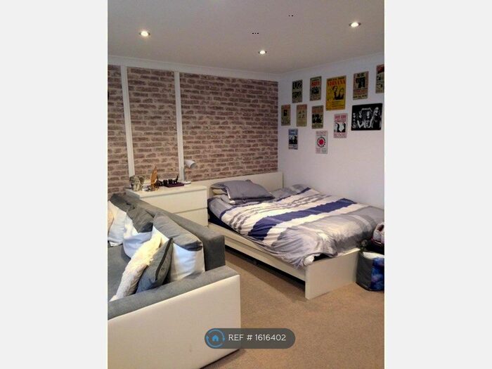 Studio To Rent In Green Road, Egham, TW20