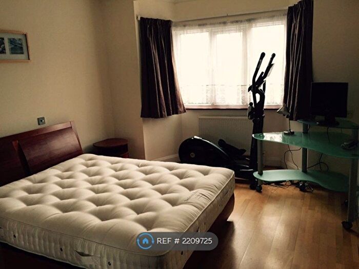 3 Bedroom Flat To Rent In Watford Way, London, NW4