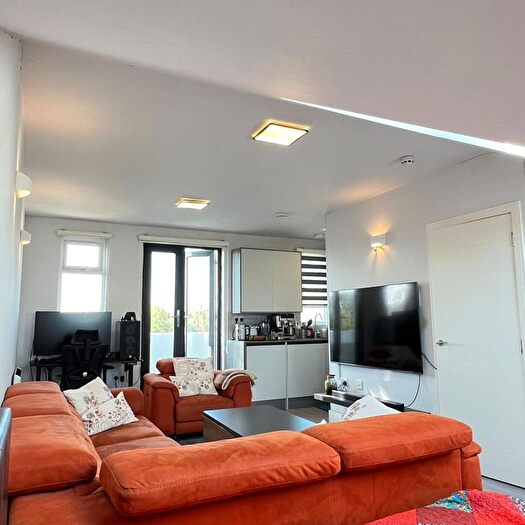 Studio To Rent In Oakleigh Road North, London, N20