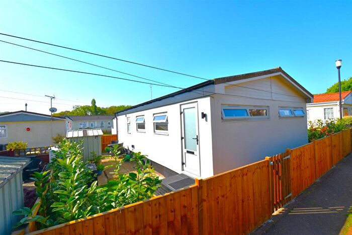 2 Bedroom Mobile Home For Sale In The Dome Village, Hockley, SS5