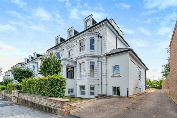 3 Bedroom Apartment To Rent In Avenue Elmers, Surbiton, KT6