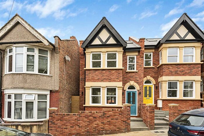 4 Bedroom End Of Terrace House For Sale In Aubrey Road, Walthamstow, London, E17