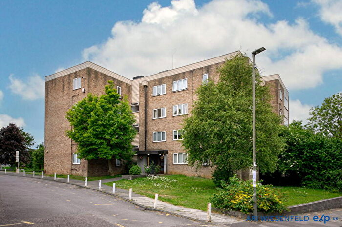 2 Bedroom Flat For Sale In Bridge Lane, London, NW11