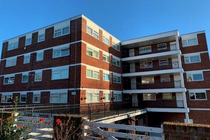 Studio To Rent In Lynwood Close, South Woodofrd, E18