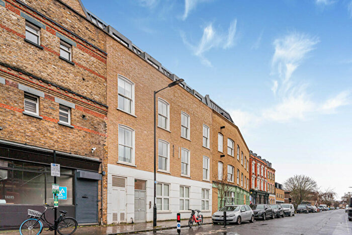 2 Bedroom Apartment For Sale In Stamford Road, London, N1