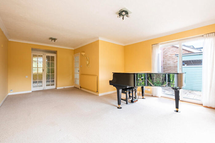 4 Bedroom Detached House For Sale In Furzebrook Road, Wareham, BH20 - Photo 3