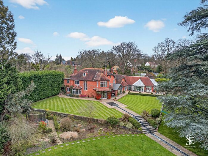 5 Bedroom Detached House For Sale In Fleet Hill, Finchampstead, RG40