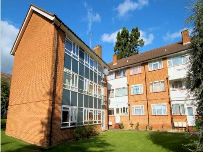 2 Bedroom Flat To Rent In Stonegrove, Edgware, HA8