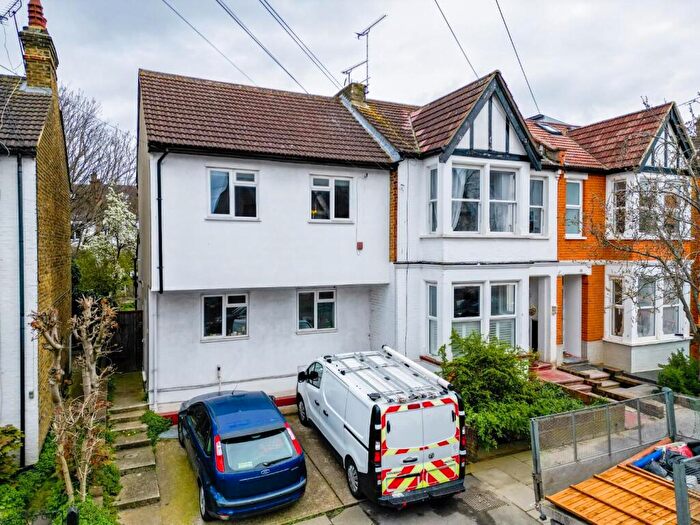 2 Bedroom Flat For Sale In Leigh Hall Road, Leigh-On-Sea, SS9