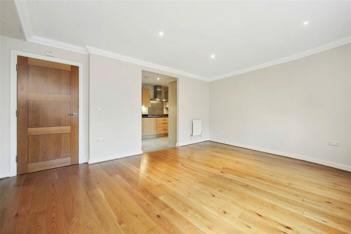 2 Bedroom Flat To Rent In High Street, Esher, Surrey, KT10