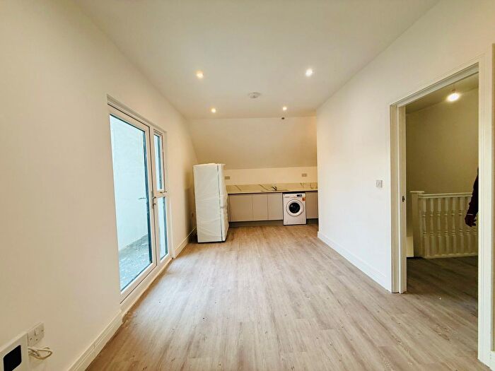 2 Bedroom Flat To Rent In Queensway, Enfiled, EN3