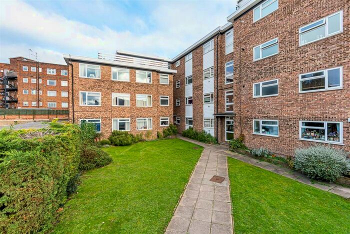 2 Bedroom Flat To Rent In Queens Road, Kingston Upon Thames, KT2