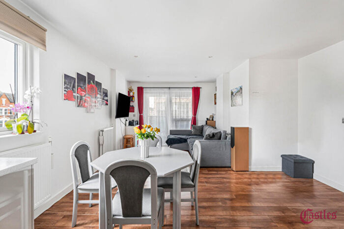 2 Bedroom Apartment For Sale In Apricot Court, Lily Way, Palmers Green, N13