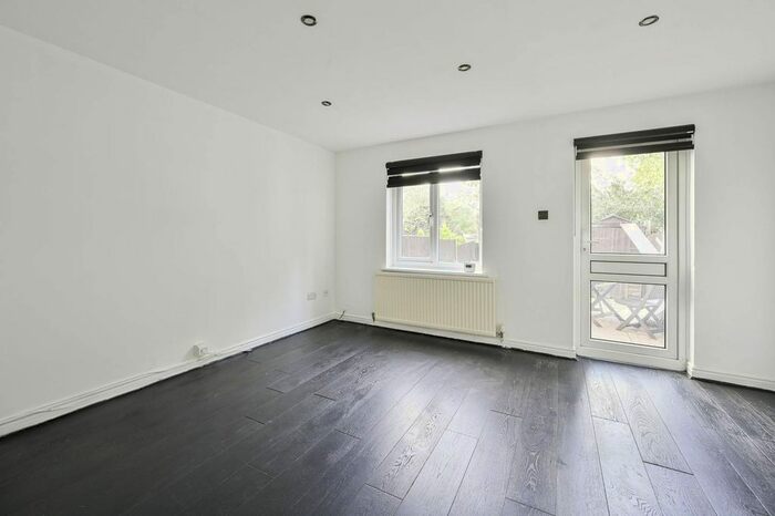 3 Bedroom Property To Rent In Jade Close, Beckton, London, E16