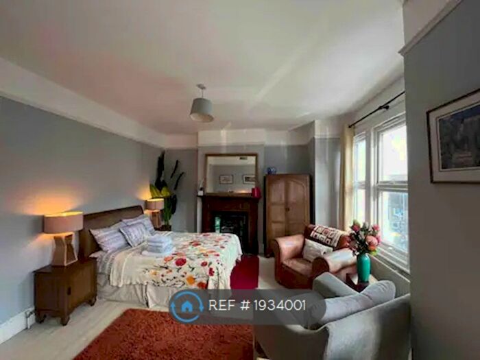 2 Bedroom Flat To Rent In Hazelbourne Road, London, SW12