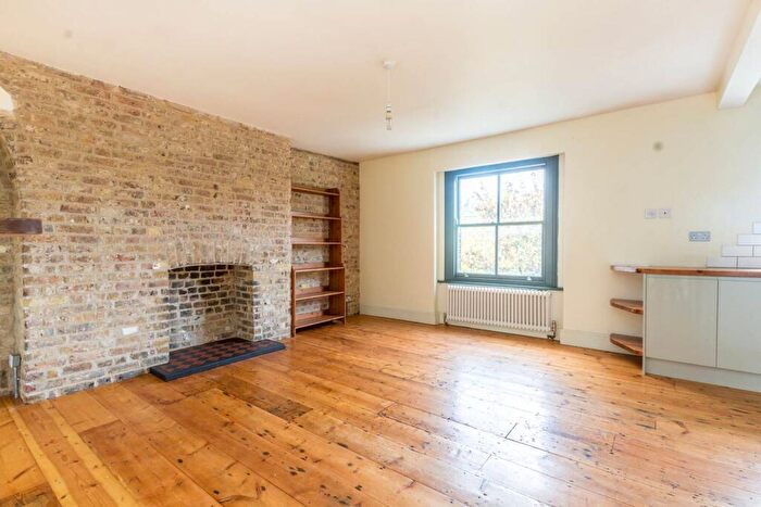 2 Bedroom Flat To Rent In Lea Bridge Road, Clapton, London, E5