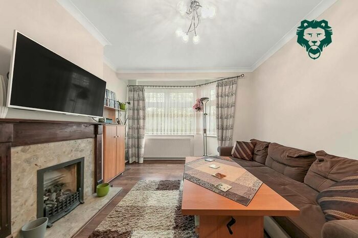 2 Bedroom Maisonette To Rent In Morgan Avenue, London, E17