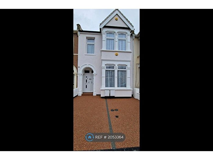 2 Bedroom Flat To Rent In Kimberley Avenue, Ilford, IG2