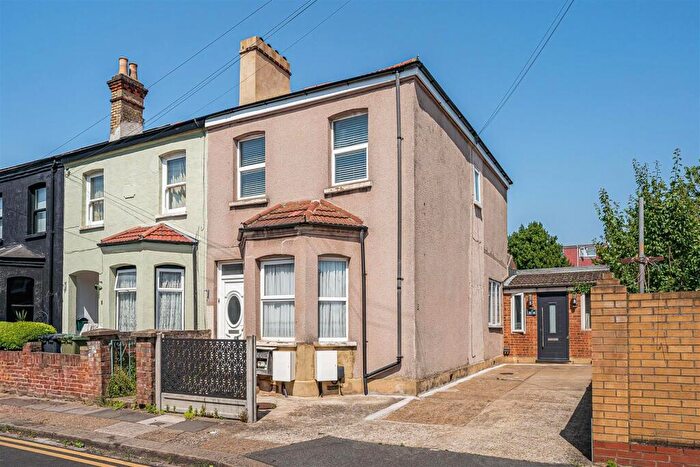 3 Bedroom Maisonette For Sale In Leopold Road, Walthamstow, London, E17