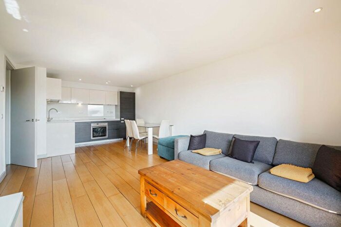 2 Bedroom Flat To Rent In Granville Road, London, NW2